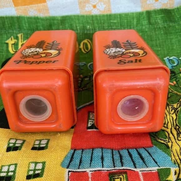 Vintage/Retro/MCM Plastic Salt & Pepper With Cloth 1974 Calendar Hand Towel - Picture 6 of 12